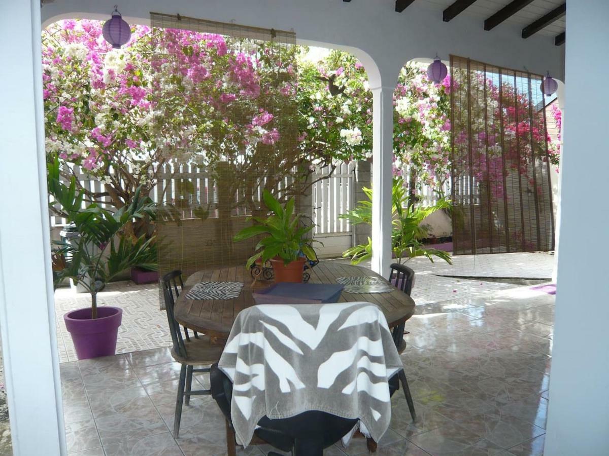 Maison D'Hote "Les Bougainvillees" Port-Louis Buitenkant foto